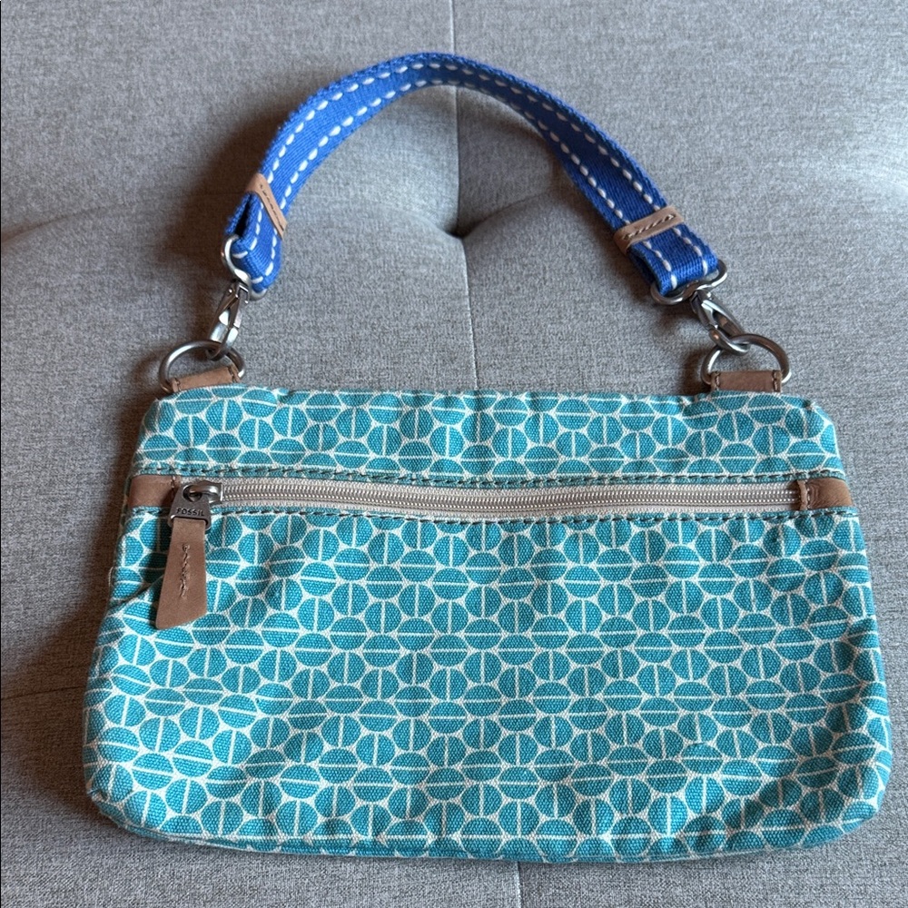 Fossil cavas bag with removable strap.